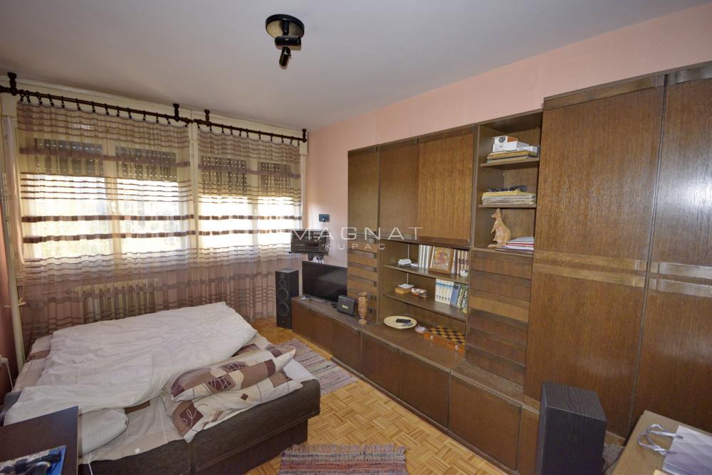 Mirijevski venac - zgrada sa žutom fasadnom ciglom ID#5364