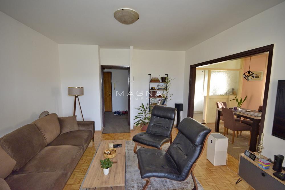 Mirijevski venac - zgrada sa žutom fasadnom ciglom ID#5364