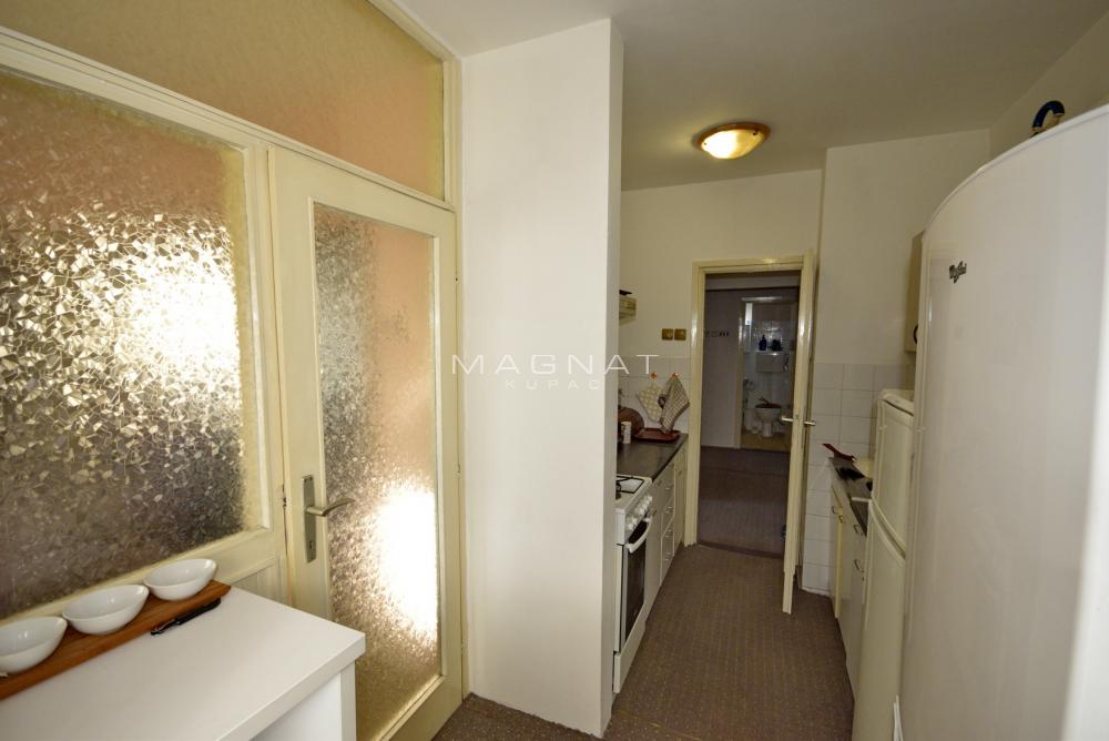 Mirijevski venac - zgrada sa žutom fasadnom ciglom ID#5364