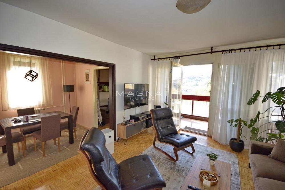 Mirijevski venac - zgrada sa žutom fasadnom ciglom ID#5364