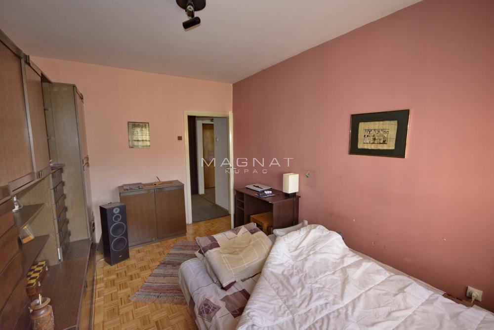 Mirijevski venac - zgrada sa žutom fasadnom ciglom ID#5364