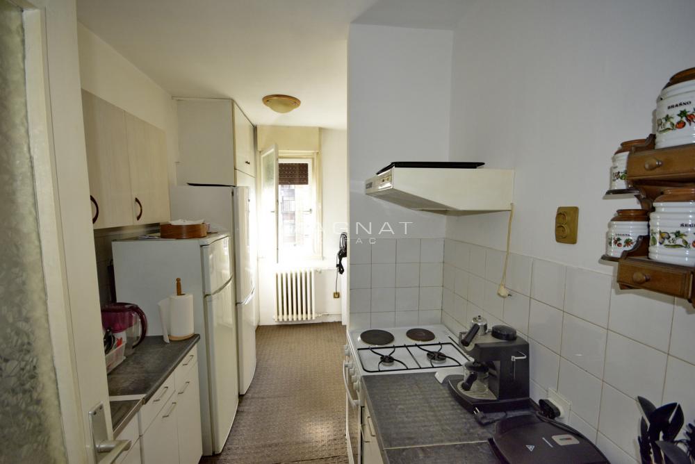 Mirijevski venac - zgrada sa žutom fasadnom ciglom ID#5364