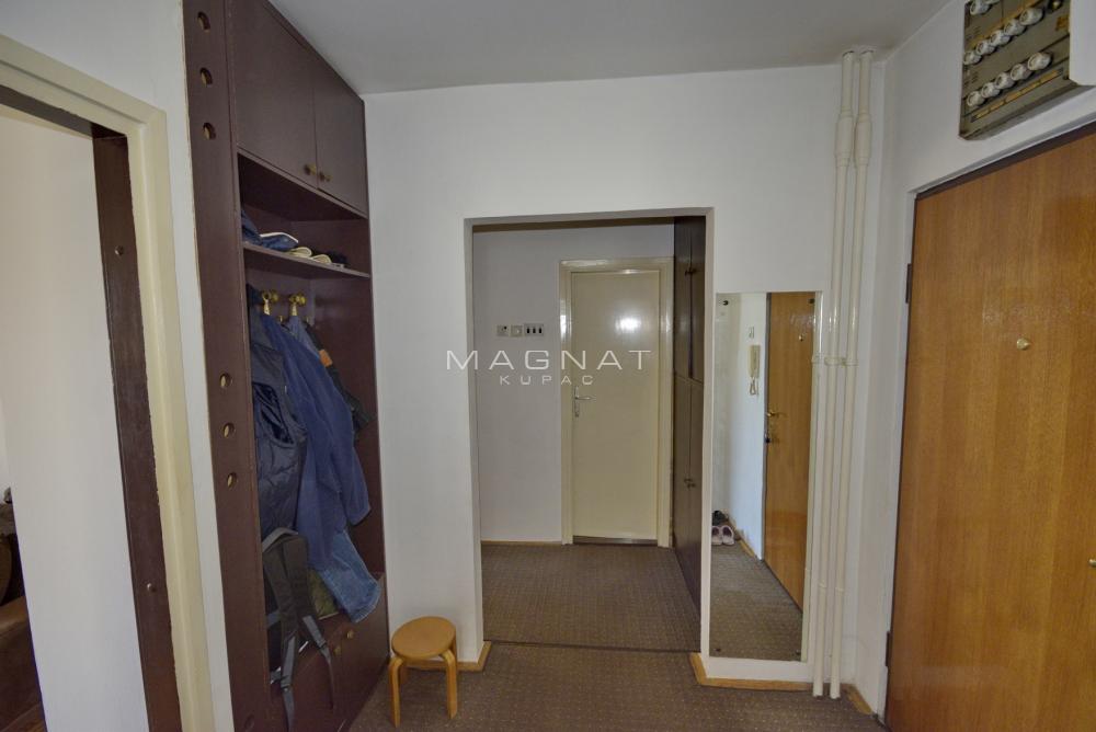 Mirijevski venac - zgrada sa žutom fasadnom ciglom ID#5364