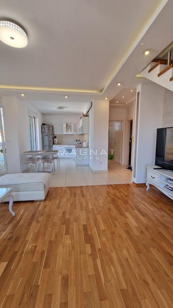 Gornji grad Izuzetan duplex sa dva parking mesta ID#5386